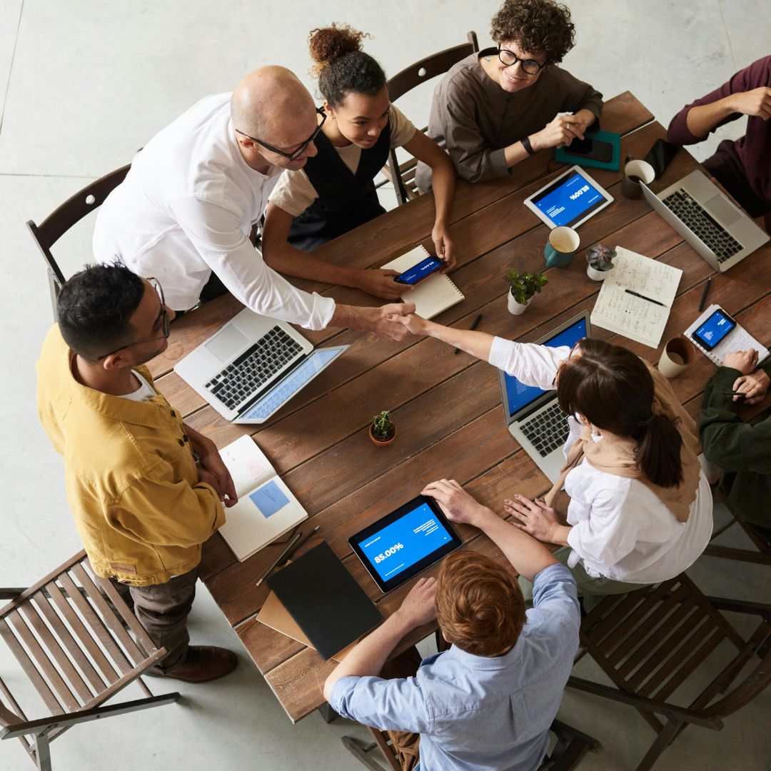 Nieuwe baan? 3 tips om zo snel mogelijk onderdeel te zijn van het team 